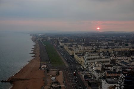 Výhled z výšky 162 metrů na pobřeží v Brightonu při západu slunce.